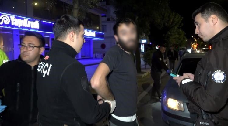 Aksaray'da seyir halinde uyuşturucu kullanırken yakalanan genç kelepçeyi sakladı