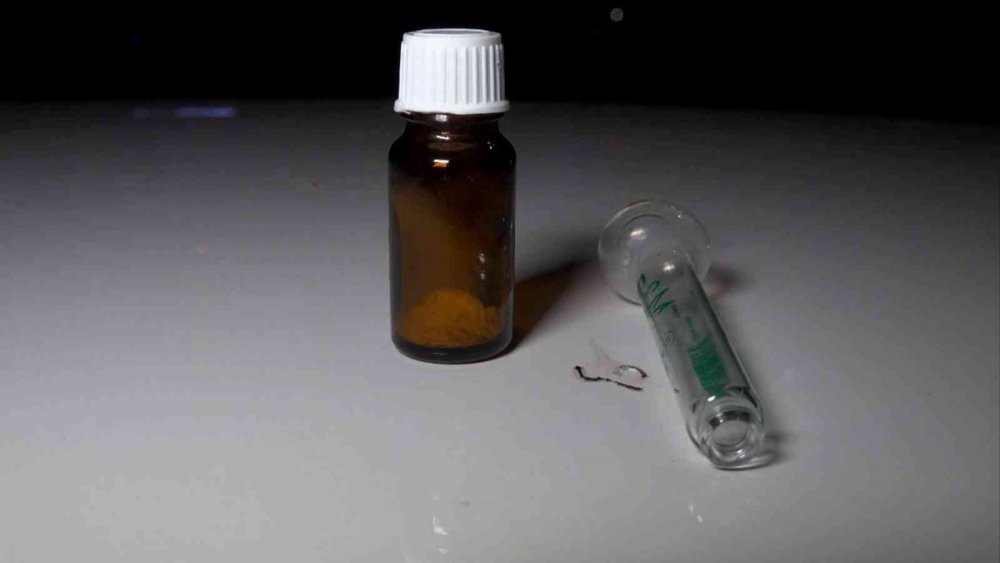 Aksaray'da seyir halinde uyuşturucu kullanırken yakalanan genç kelepçeyi sakladı