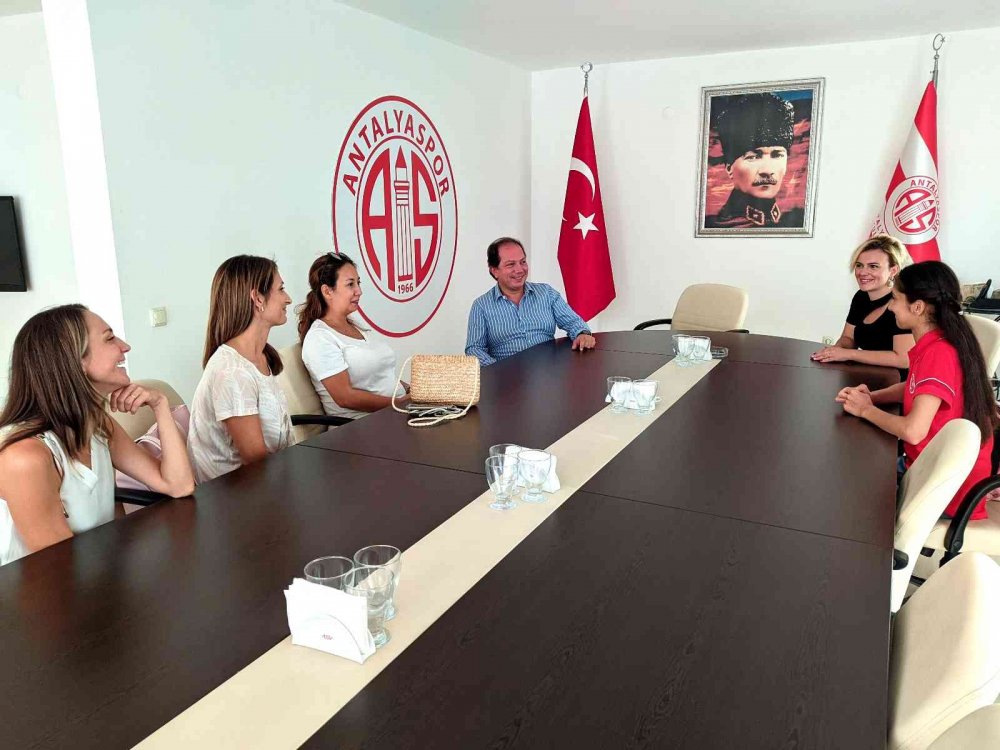 Konya İslami Dayanışma Oyunları'nda madalya kazanan Antalyasporlu Melisa’ya ödül