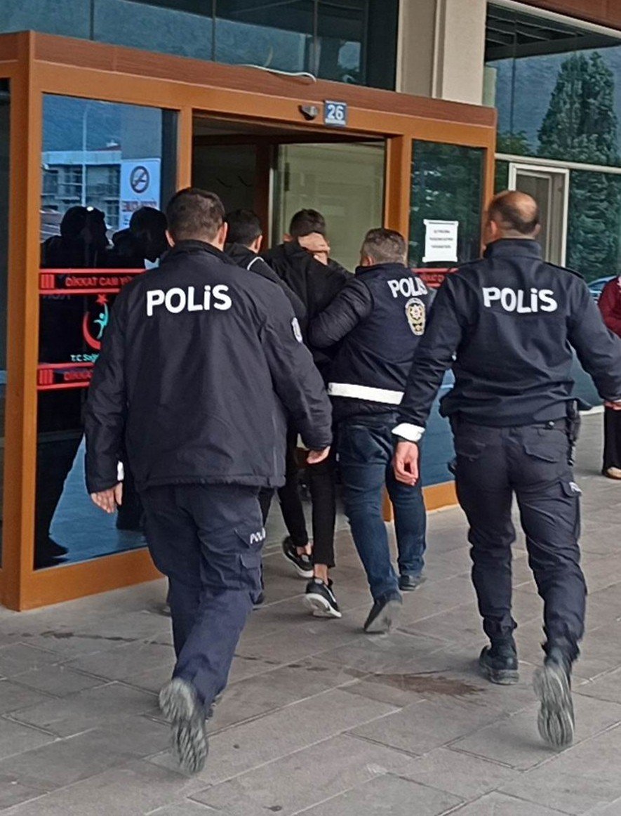 Konya’da şafak vakti uyuşturucu operasyonu! 6 sokak satıcısı gözaltına alındı