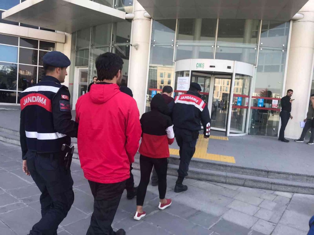 Otomobilden 100 bin lira çalan 3 hırsız yakalandı!