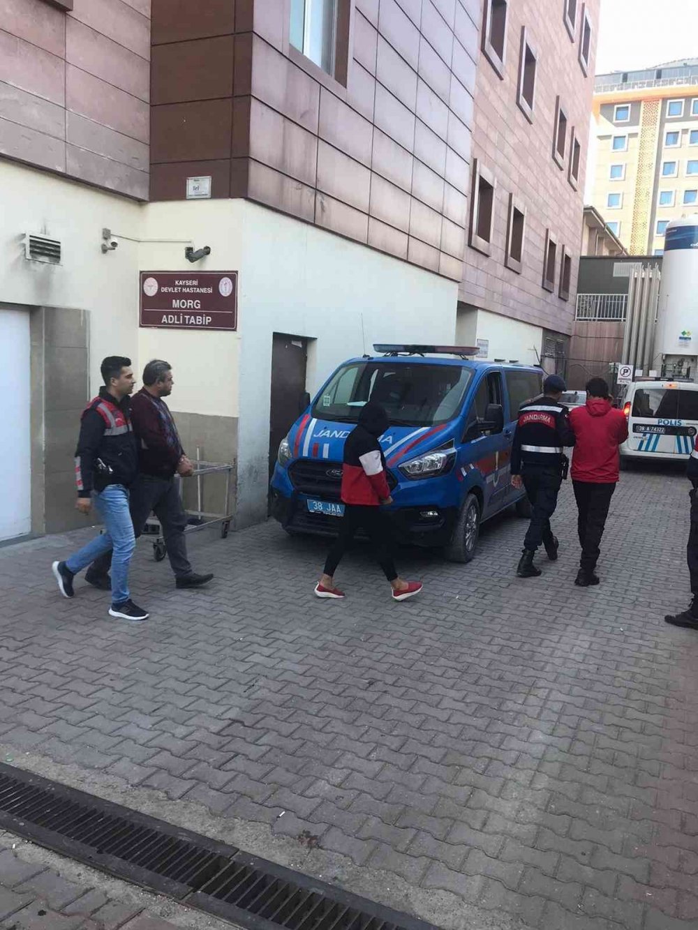 Otomobilden 100 bin lira çalan 3 hırsız yakalandı!