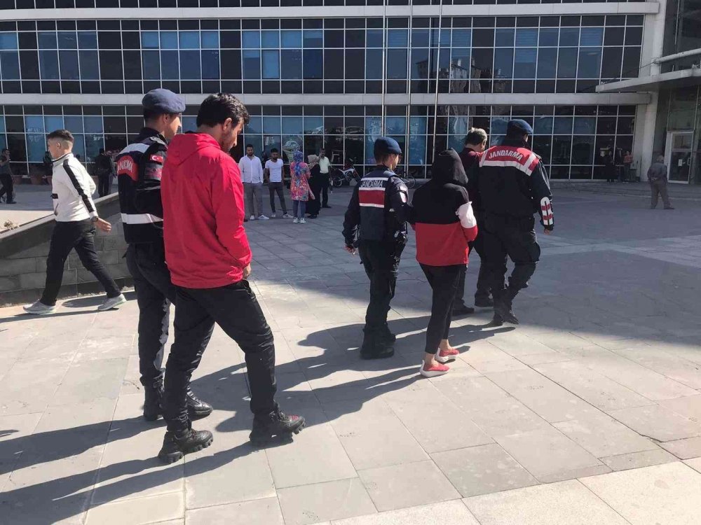 Otomobilden 100 bin lira çalan 3 hırsız yakalandı!