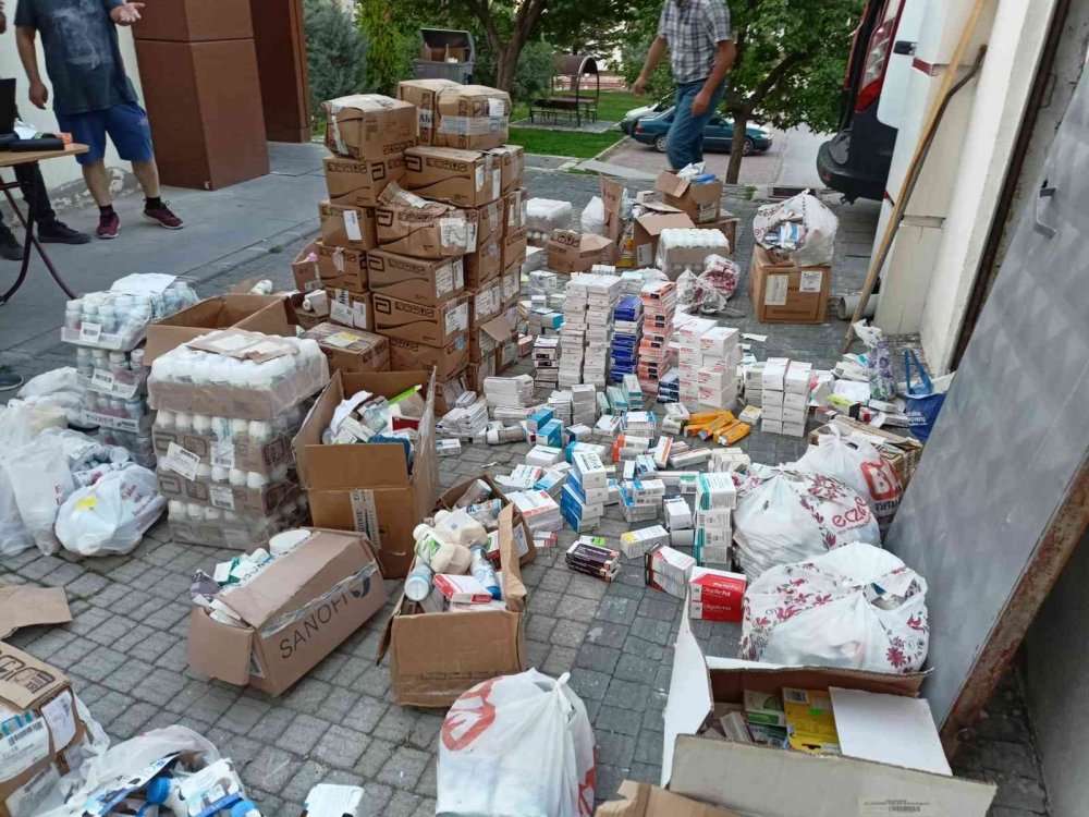 SGK’dan eczanelere baskın! Ücreti devletten tahsil edilmiş tonlarca ilaç ele geçirildi