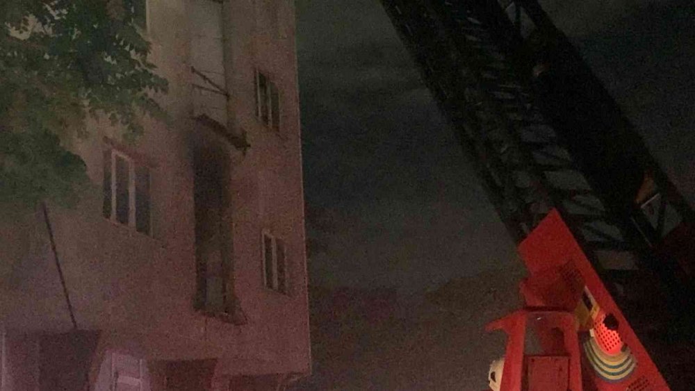 4 katlı ayakkabı üretim atölyesinde korkutan yangın! Mahsur kalan 5 kişi böyle kurtarıldı