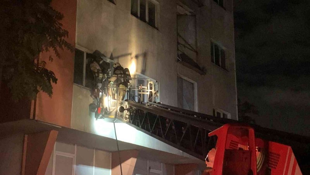 4 katlı ayakkabı üretim atölyesinde korkutan yangın! Mahsur kalan 5 kişi böyle kurtarıldı