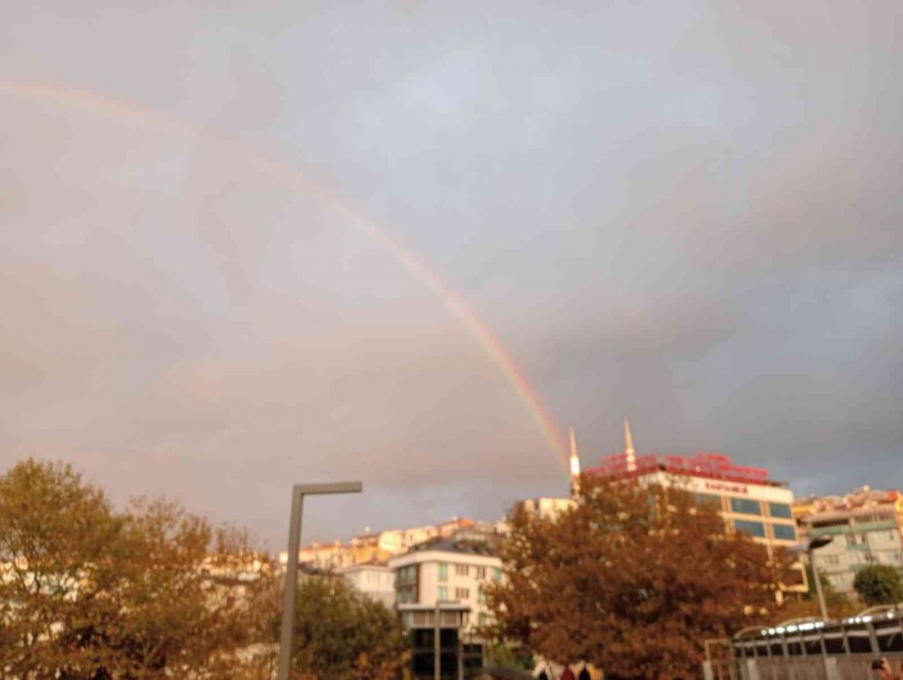 İstanbul’da sağanak yağış! Trafik yoğun, gökkuşağı kartpostallık manzara oluşturdu