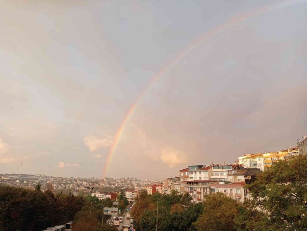 İstanbul’da sağanak yağış! Trafik yoğun, gökkuşağı kartpostallık manzara oluşturdu