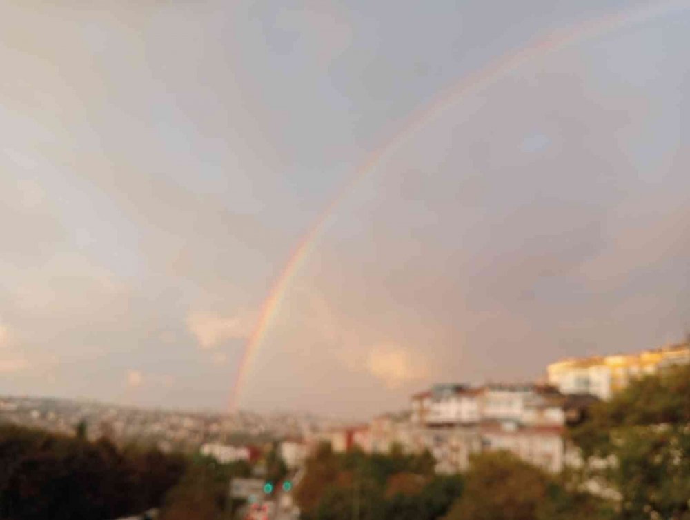 İstanbul’da sağanak yağış! Trafik yoğun, gökkuşağı kartpostallık manzara oluşturdu