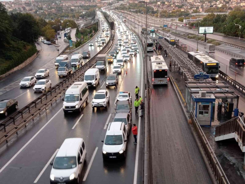 İstanbul’da sağanak yağış! Trafik yoğun, gökkuşağı kartpostallık manzara oluşturdu