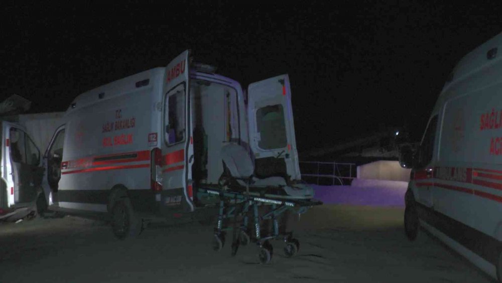 Nevşehir'de olaylı gece! İçerisinde hasta ve sağlık personeli olan ambulansı kaçırıp duvara tosladı