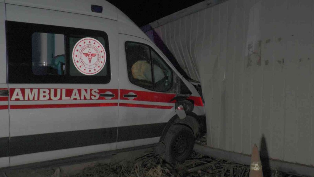 Nevşehir'de olaylı gece! İçerisinde hasta ve sağlık personeli olan ambulansı kaçırıp duvara tosladı