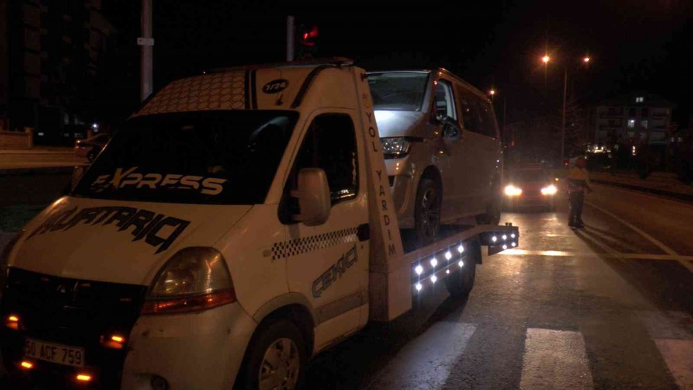 Nevşehir'de olaylı gece! İçerisinde hasta ve sağlık personeli olan ambulansı kaçırıp duvara tosladı