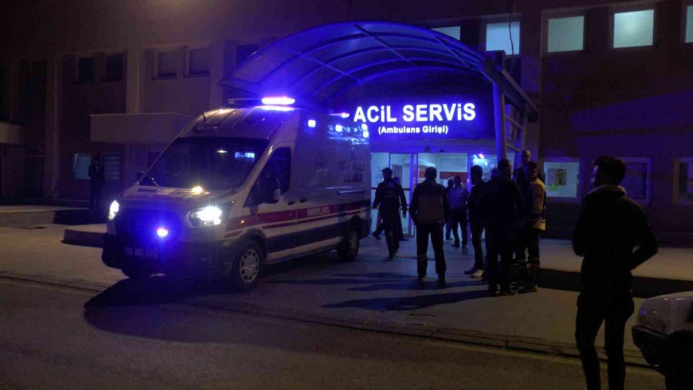 Nevşehir'de olaylı gece! İçerisinde hasta ve sağlık personeli olan ambulansı kaçırıp duvara tosladı