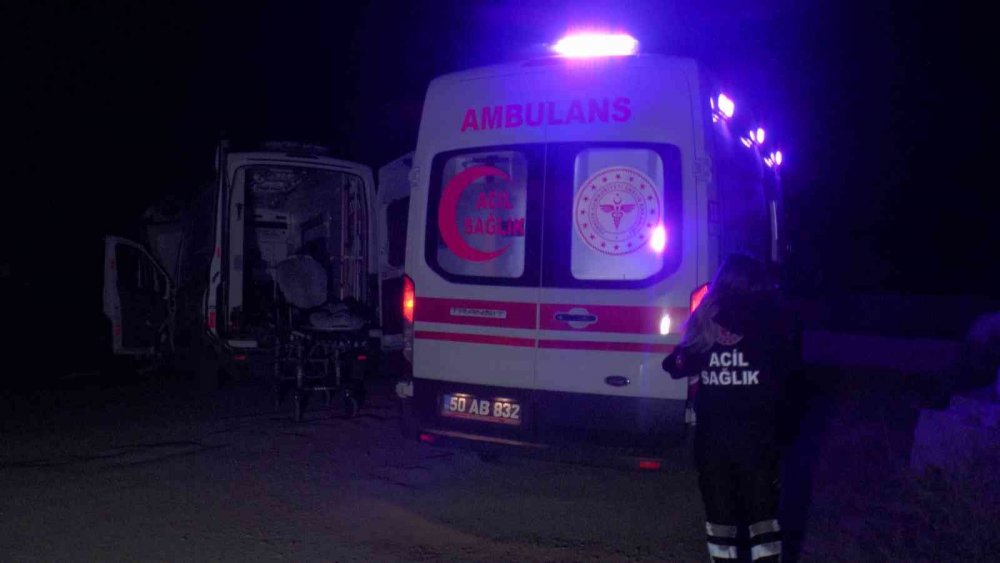 Nevşehir'de olaylı gece! İçerisinde hasta ve sağlık personeli olan ambulansı kaçırıp duvara tosladı
