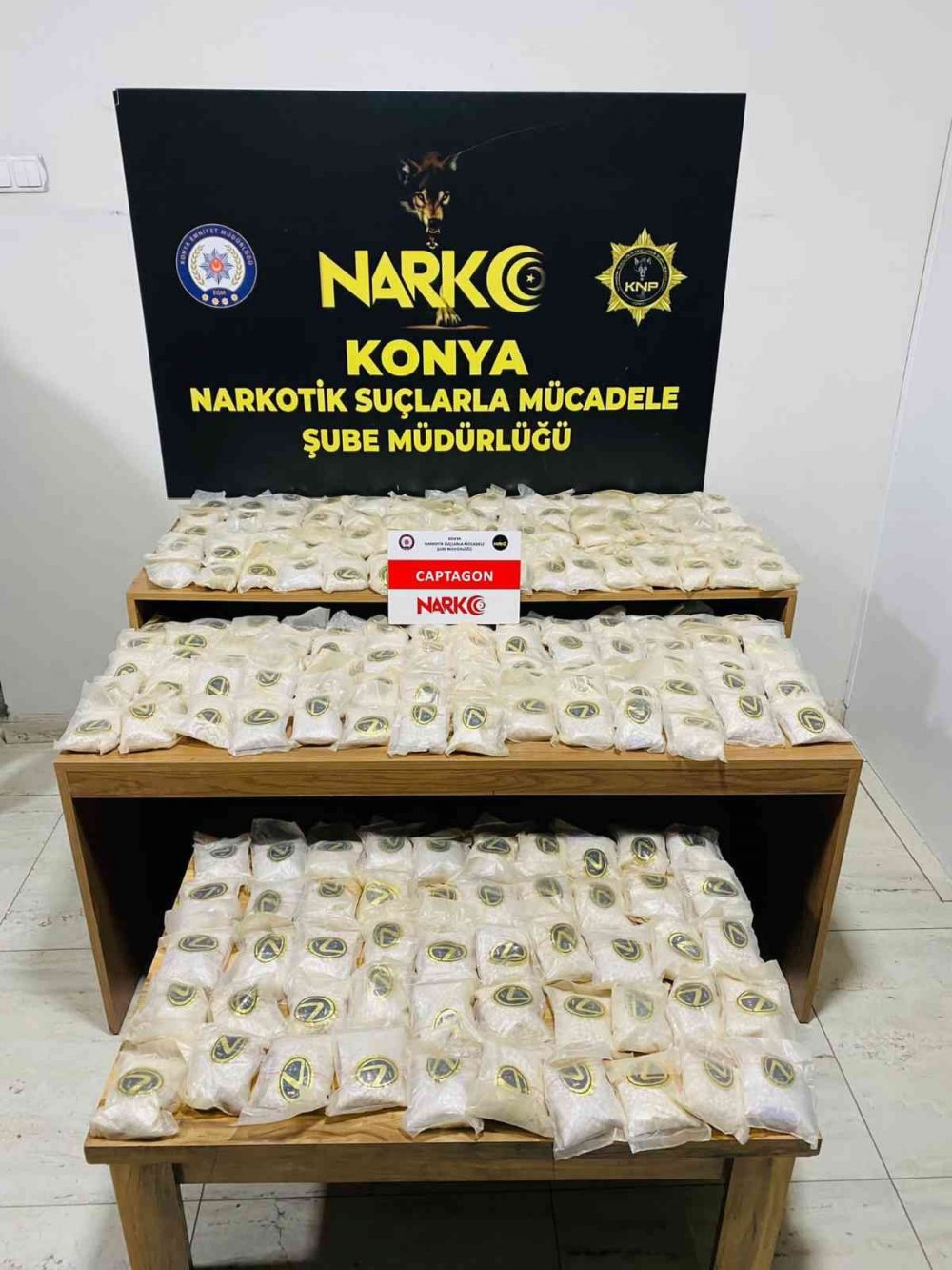 Zehir tacirleri Konya polisinden kaçamadı! 1'i kadın 4 gözaltı! Rekor miktarda uyuşturucu böyle yakalandı