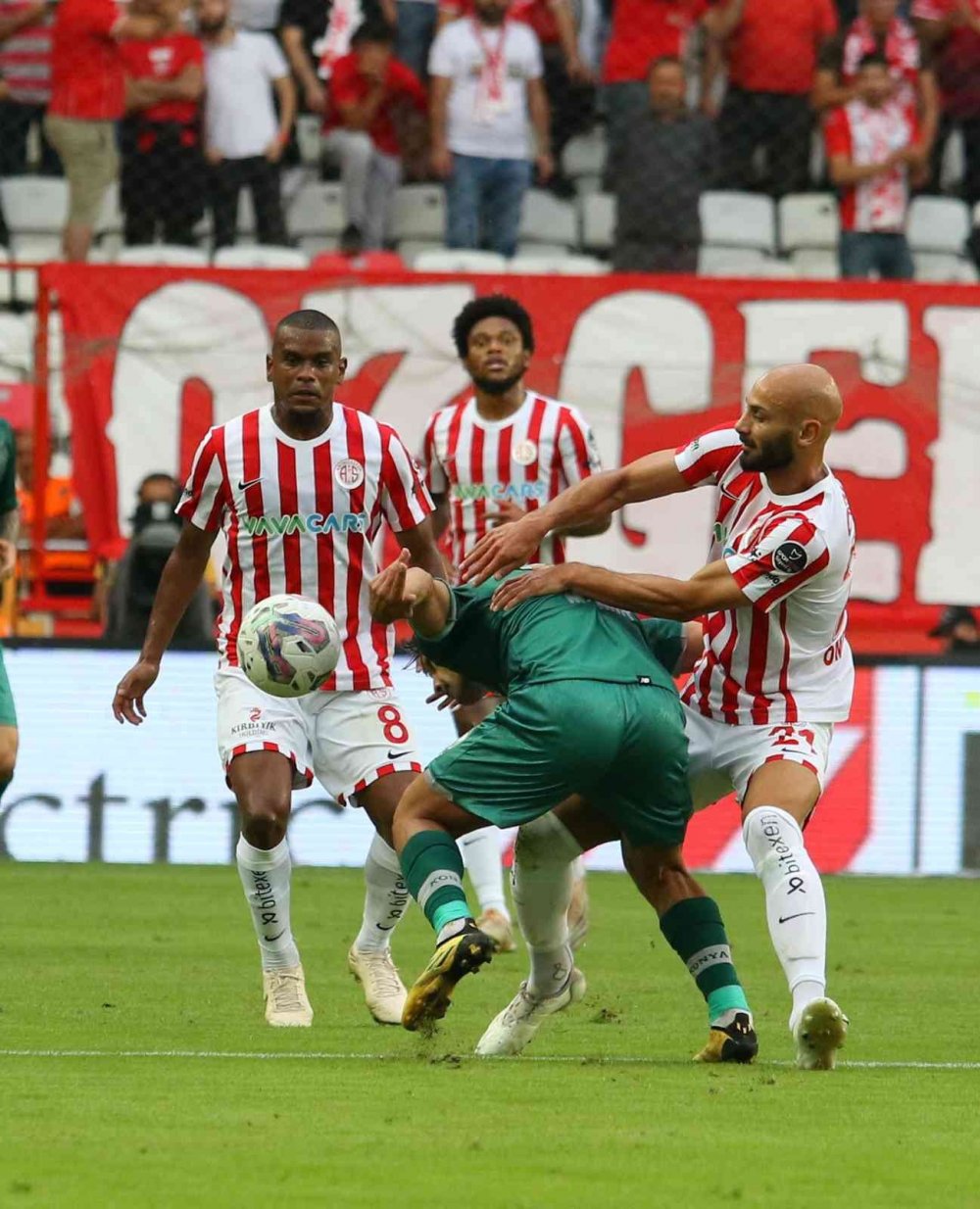 Konyaspor Antalya deplasmanında son saniyede güldü