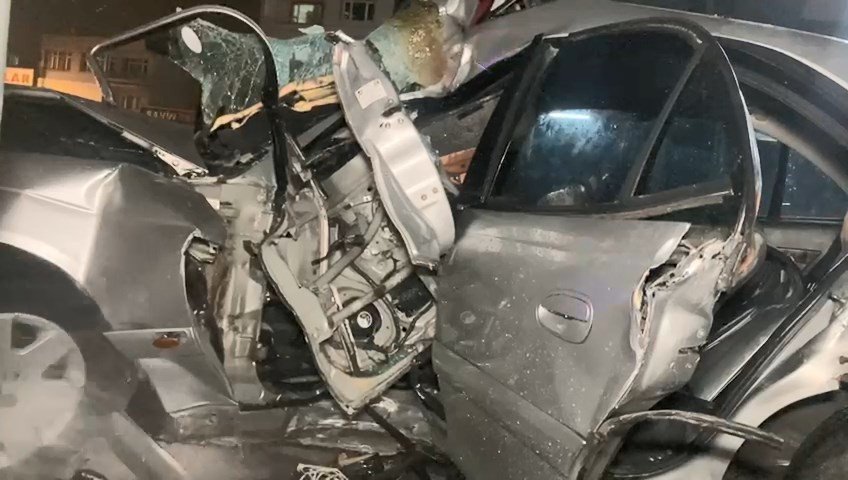 Kontrolden çıkan otomobil önce bariyere sonra üst geçidin ayağına çarptı! 1 yaralı