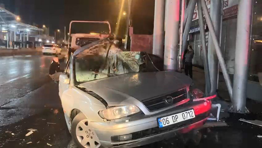 Kontrolden çıkan otomobil önce bariyere sonra üst geçidin ayağına çarptı! 1 yaralı