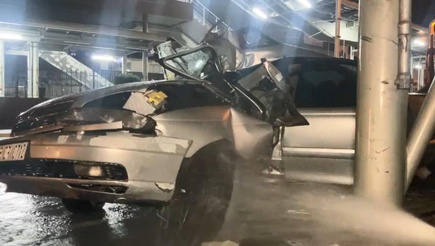 Kontrolden çıkan otomobil önce bariyere sonra üst geçidin ayağına çarptı! 1 yaralı