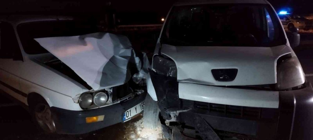 Cenazeye giden araç zincirleme kazaya karıştı! 4 yaralı