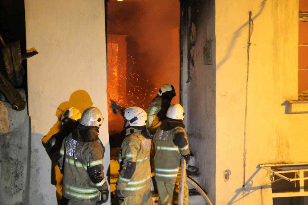 İzmir’de alevli gece! 3 katlı müstakil ev yangında kullanılamaz hale geldi