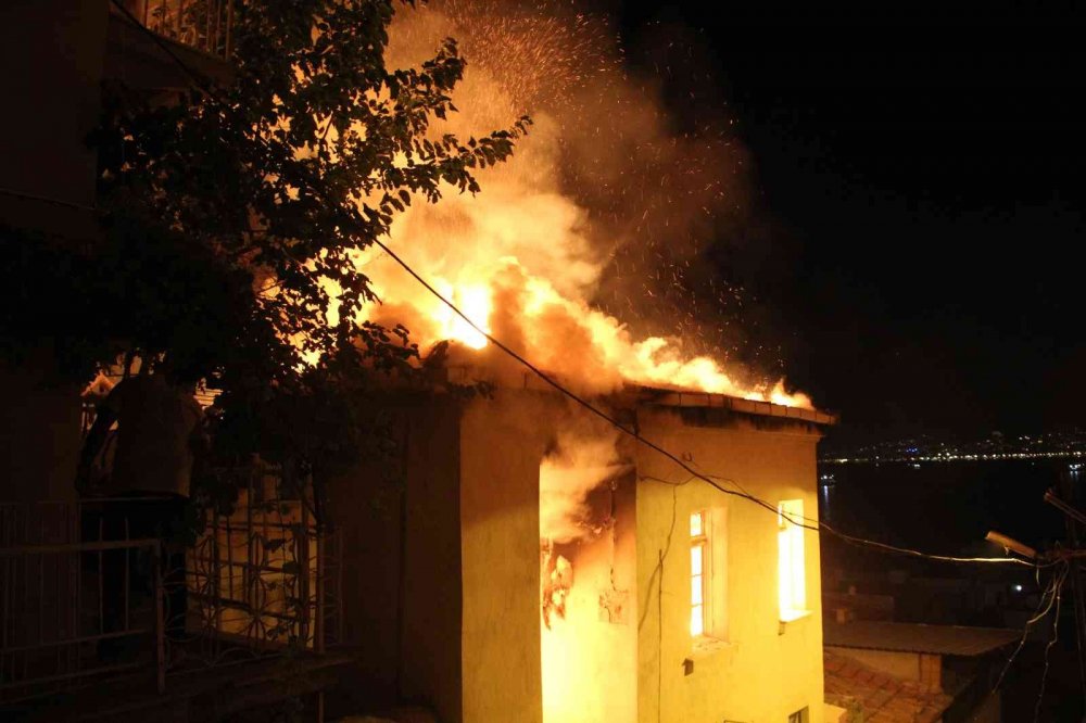 İzmir’de alevli gece! 3 katlı müstakil ev yangında kullanılamaz hale geldi