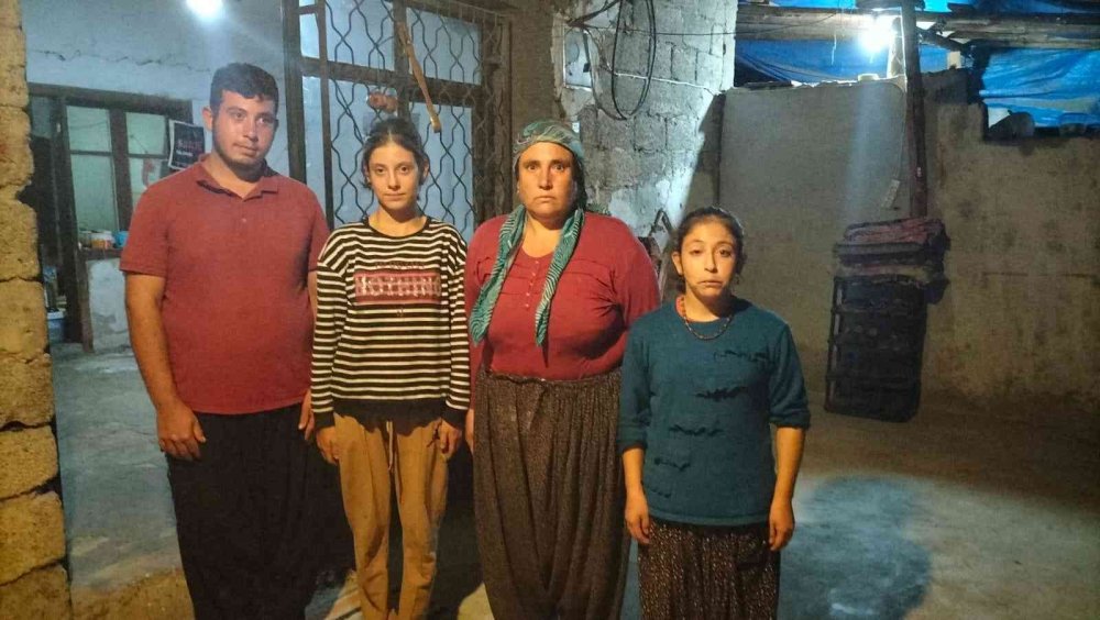 Depremde evleri ağır hasar gören aile dehşeti yaşadı!
