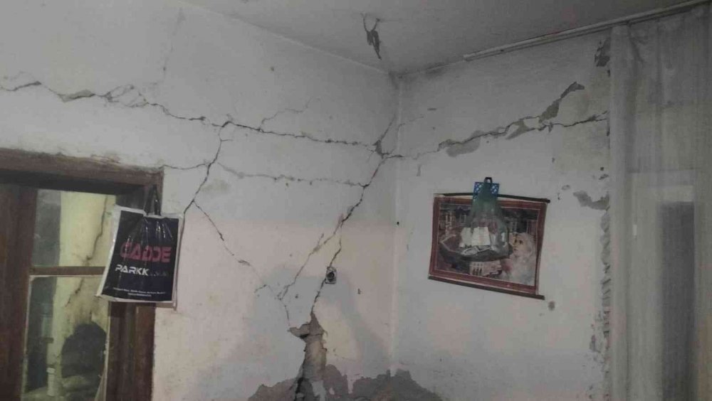 Depremde evleri ağır hasar gören aile dehşeti yaşadı!