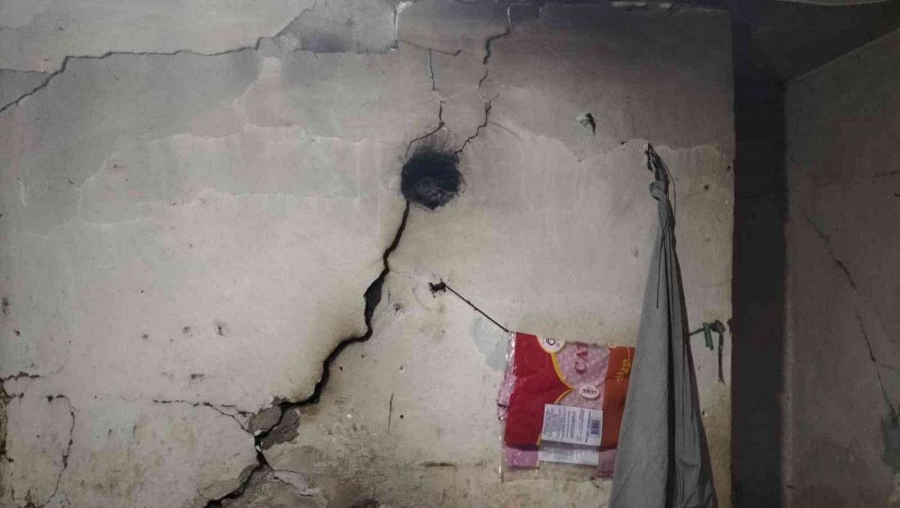 Depremde evleri ağır hasar gören aile dehşeti yaşadı!