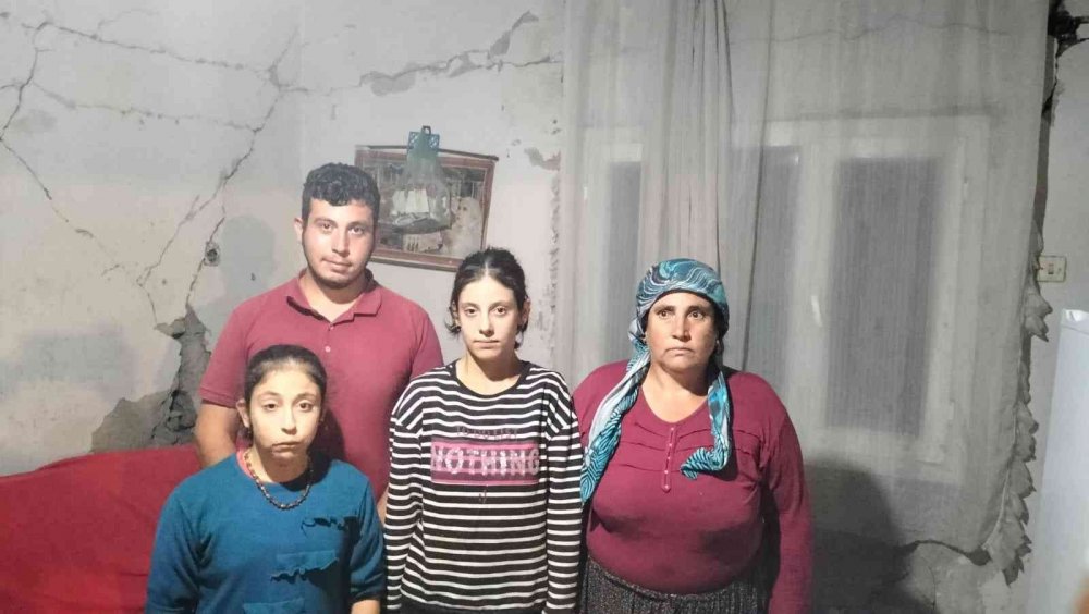Depremde evleri ağır hasar gören aile dehşeti yaşadı!