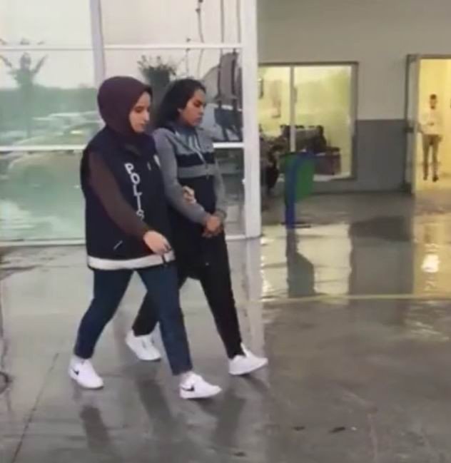 Konya'da cami tuvaletinde kılık değiştirip 'dil düşürme' ile hırsızlık yapan 2 kadından biri yakalandı