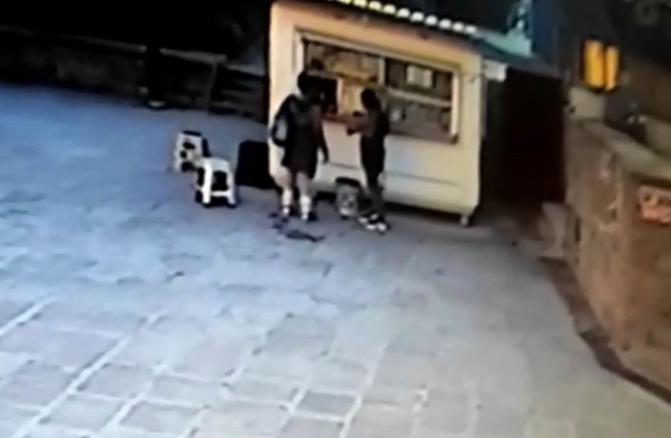 Konya'da cami tuvaletinde kılık değiştirip 'dil düşürme' ile hırsızlık yapan 2 kadından biri yakalandı