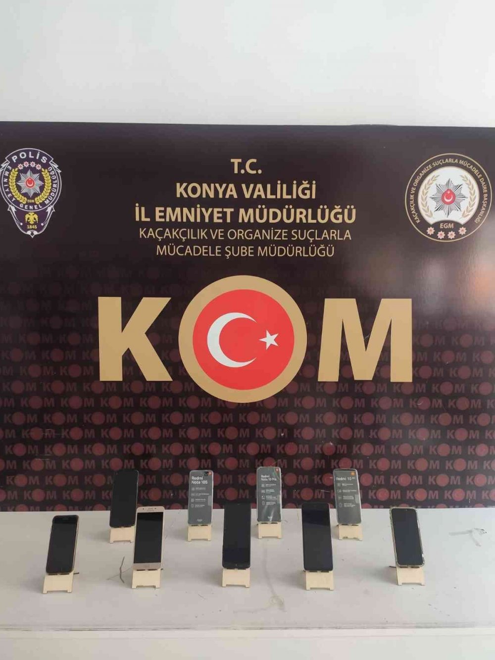 Konya'nın 3 ilçesinde eş zamanlı kaçak telefon baskını! 8 gözaltı