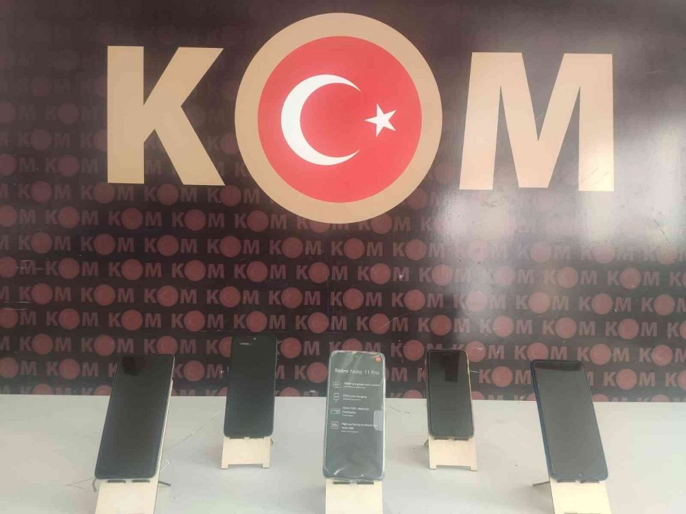 Konya'nın 3 ilçesinde eş zamanlı kaçak telefon baskını! 8 gözaltı