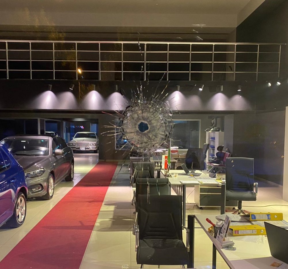 Oto galeri kurşunlandı! Ekipler saldırganları arıyor