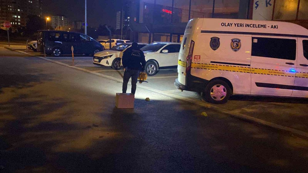 Oto galeri kurşunlandı! Ekipler saldırganları arıyor