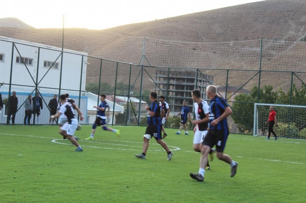 Konya'da öldürülen Dr. Ekrem Karakaya ve Van Gölü'nde boğulan hemşire Özgür Alioğlu anısına futbol turnuvası