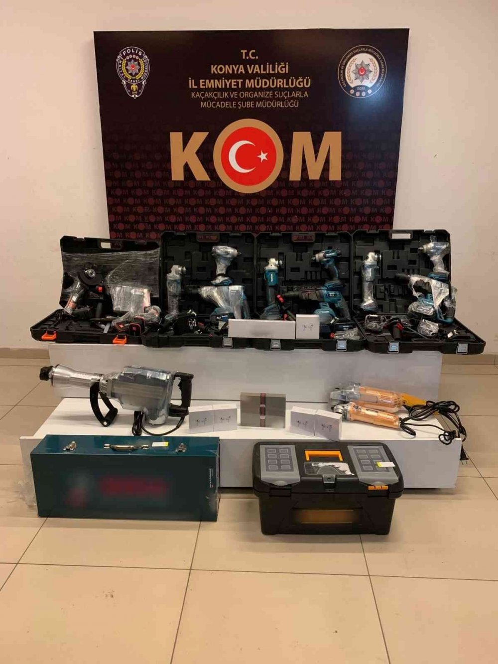 Konya’da otel odaları ve 2 araç didik didik arandı! Çok sayıda gümrük kaçağı elektronik eşya ele geçirildi