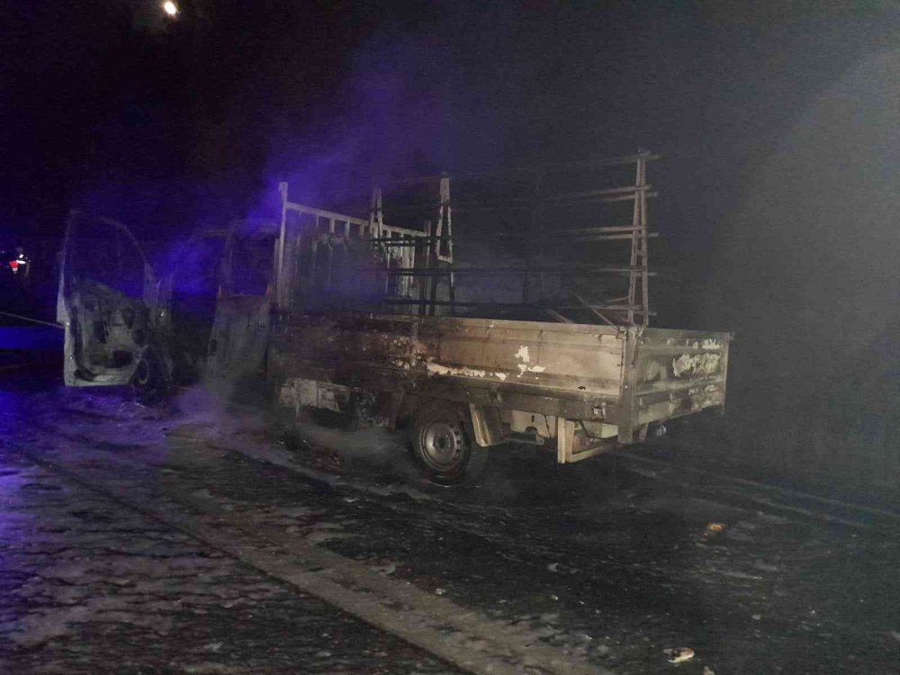 Manavgat-Akseki yolunda seyir halindeki kamyonet alev alev yandı