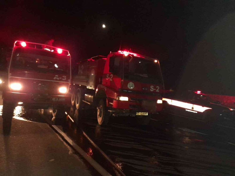 Manavgat-Akseki yolunda seyir halindeki kamyonet alev alev yandı