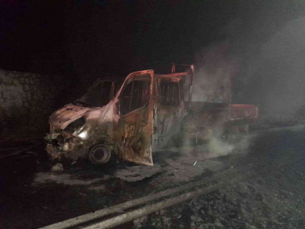Manavgat-Akseki yolunda seyir halindeki kamyonet alev alev yandı