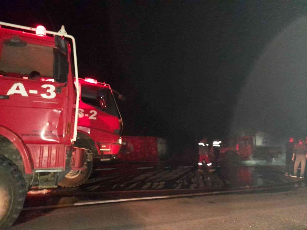 Manavgat-Akseki yolunda seyir halindeki kamyonet alev alev yandı