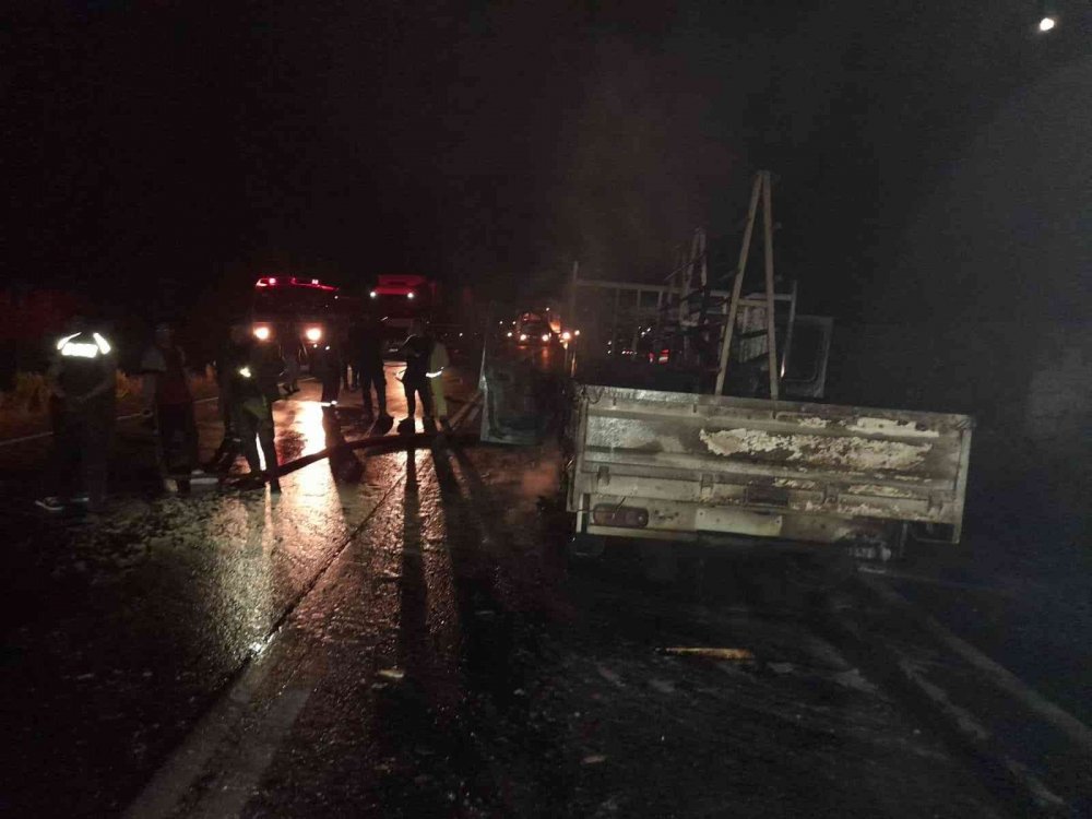 Manavgat-Akseki yolunda seyir halindeki kamyonet alev alev yandı