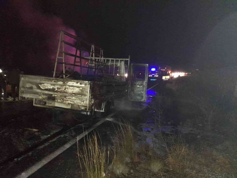 Manavgat-Akseki yolunda seyir halindeki kamyonet alev alev yandı