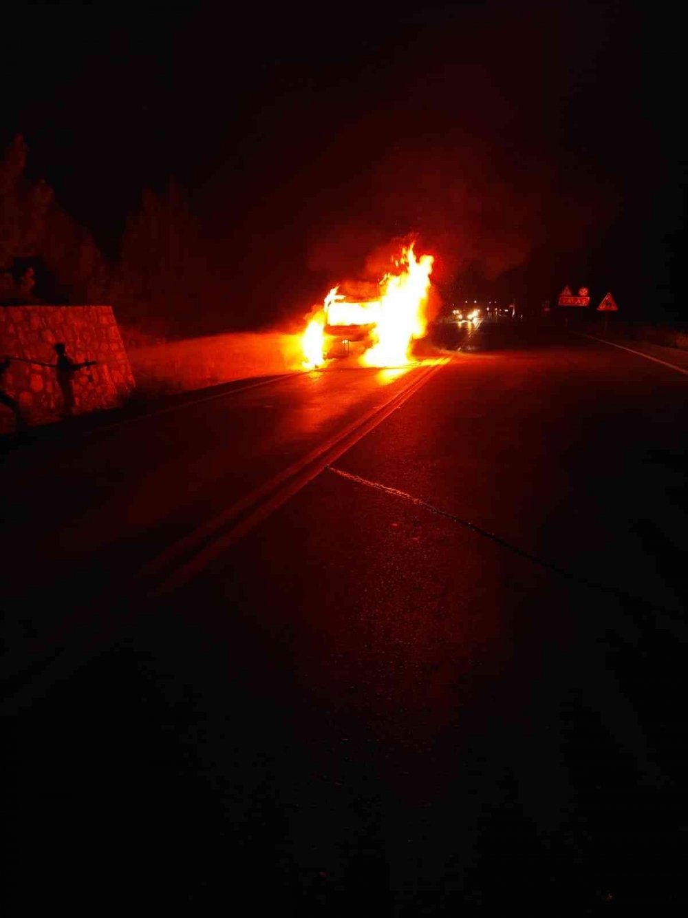 Manavgat-Akseki yolunda seyir halindeki kamyonet alev alev yandı