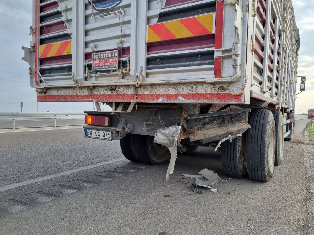 Konya-Aksaray yolunda kamyona çarpan otomobil hurdaya döndü! Ağır yaralıyı böyle kurtarmaya çalıştılar