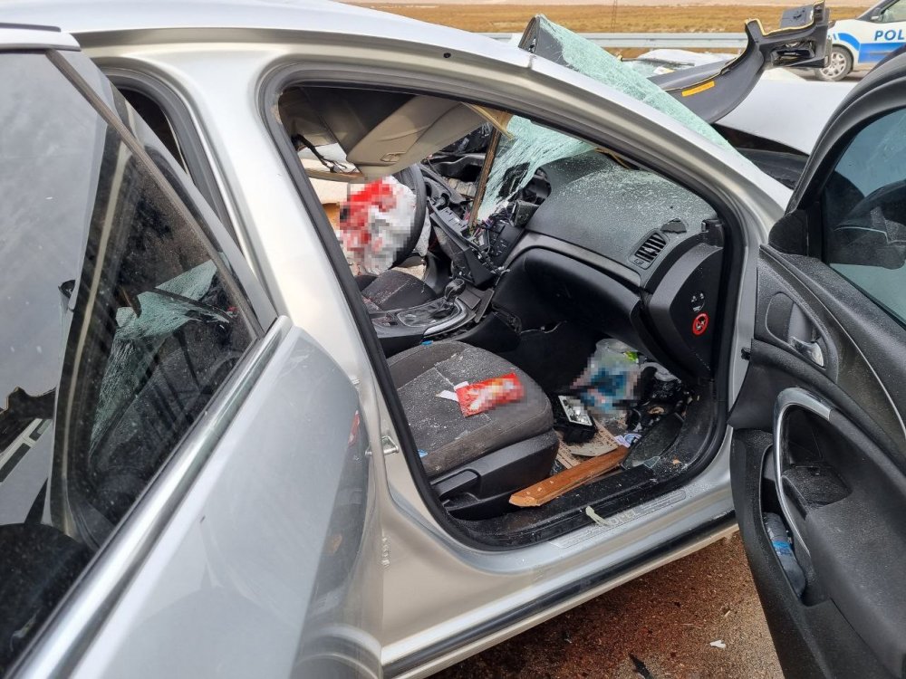 Konya-Aksaray yolunda kamyona çarpan otomobil hurdaya döndü! Ağır yaralıyı böyle kurtarmaya çalıştılar