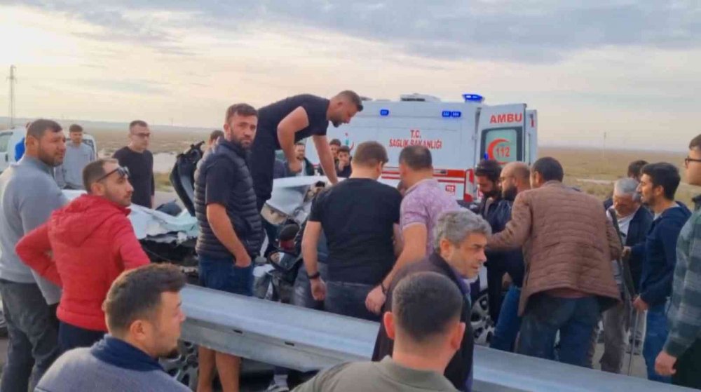 Konya-Aksaray yolunda kamyona çarpan otomobil hurdaya döndü! Ağır yaralıyı böyle kurtarmaya çalıştılar