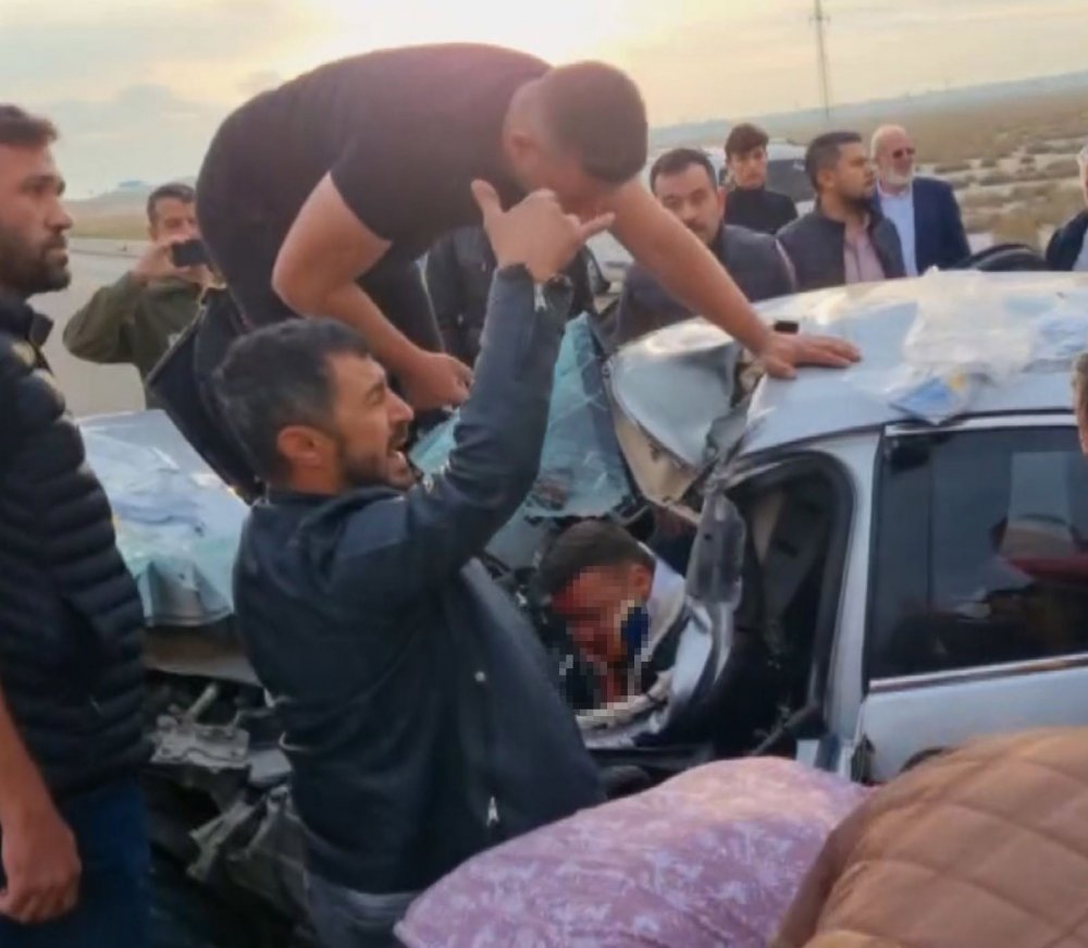 Konya-Aksaray yolunda kamyona çarpan otomobil hurdaya döndü! Ağır yaralıyı böyle kurtarmaya çalıştılar